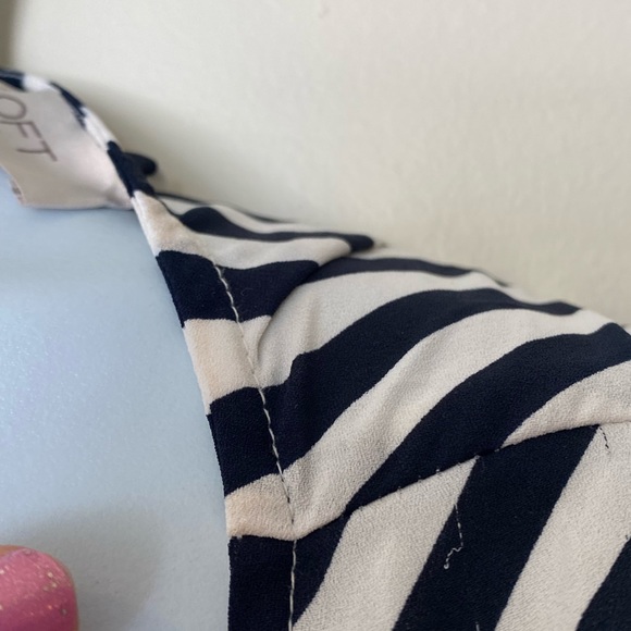 LOFT Sleeveless lightweight blouse, flattering black and white stripe - Picture 3 of 8